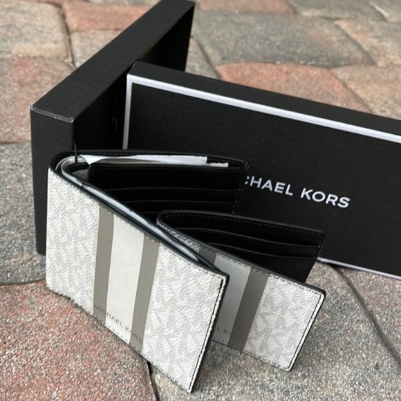Michael Kors Boxed Signature 3 in 1 Bifold Wallet In White / Pearl Grey - Picture 3 of 14